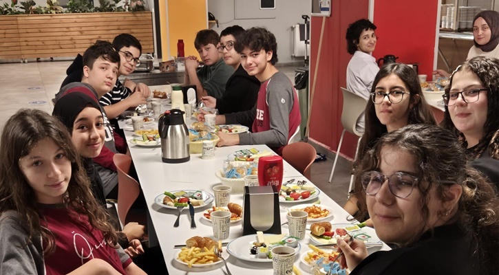 Çekmeköy Derya Öncü Ortaokulu olarak düzenlediğimiz motivasyon kahvaltısı