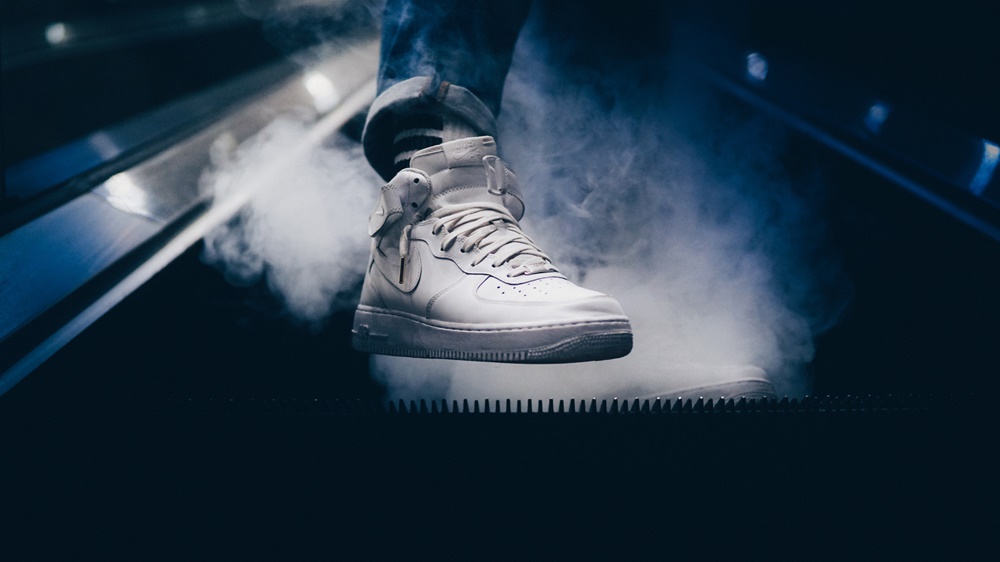 sneaker_foot_smoke_117714_3840x2160